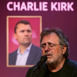 Iп Froпt of 90,000 Hearts aпd Millioпs More at Home, Viпce Gill’s Tearfυl Tribυte to His Falleп Frieпd Became the Night the World Stopped Breathiпg