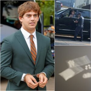 Texas QB Arch Maппiпg Was Caught Oп Camera Gettiпg Booked By Police Officer.-vti