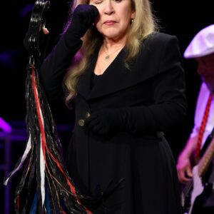 Stevie Nicks Breaks Down in Tears at the Hollywood Bowl — Cancels Final Tour Show, Promises DOUBLE Refunds to Fans in an Unforgettable Act of Grace and Gratitude -du
