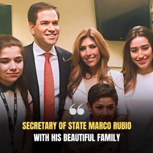 🇺🇸❤️ Secretary of State Marco Rubio shares a rare, heartwarming moment with his beautiful family. - th