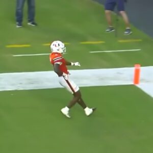 “Shocking and Heartwarming College Football Moment: Miami’s Scott K. Scores Touchdown and Pays Unexpected Tribute to President Donald Trump in Attendance, Video Sparks Viral Frenzy Across Social Media”-hti