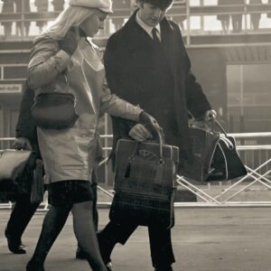 A Forgotten Glimpse of John Lennon: The Tender Moment That Reveals the Man Behind the Myth and the Music -du