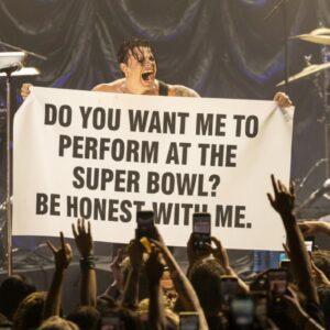 The Night an Entire Stadium Stopped Breathing as YUNGBLUD Turned Silence Into Shock, Fear Into Fire, and One Single Movement Into the Most Unforgettable Explosion of Emotion Ever Witnessed - pm