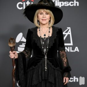 The Photo No One Was Ready For: Stevie Nicks Cuts Off Her Iconic Hair in a Heart-Shattering Act of Love for a Dying Child -du