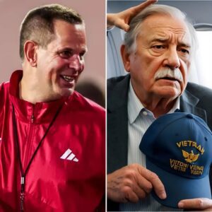 At 35,000 Feet, One Quiet Act by Curt Cignetti Stopped Time, Moved a Nation, and Redefined What True Leadership Looks Like in the Most Unexpected Place-lq